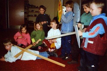 Kinder spielen eine Szene aus der Passion Christi.