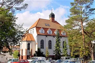 St. Otto Kirche, ein weißes Gebäude mit orangefarbenem Dach.