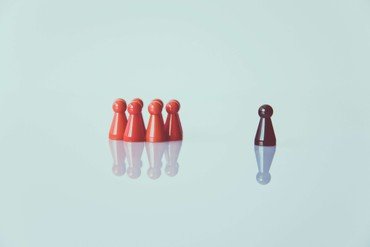 Ein Spielstein steht getrennt von einer Gruppe.