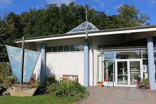  Eingang der katholischen Kirche Stella Maris an einem sonnigen Tag.