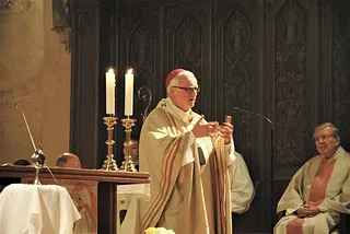 Ein Bischof hält eine Predigt in der Kirche.