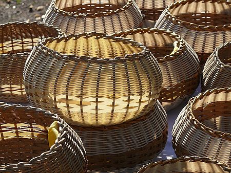 Hände im Kreis als Zeichen der Gemeinschaft.