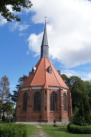 Historische Backsteinkirche mit hohem Turm.
