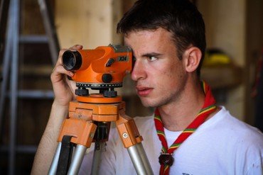 Jugendgruppenmitglied nutzt ein Vermessungsgerät.