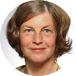 Lächelnde Frau mit braunem, schulterlangem Haar.
