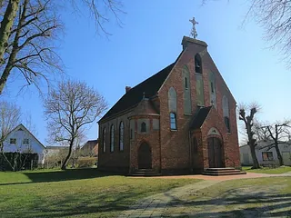 Die Backsteinkirche von St. Otto steht unter einem strahlend blauen Himmel.