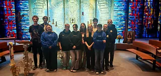 Jugendgruppe trifft sich im Wald.