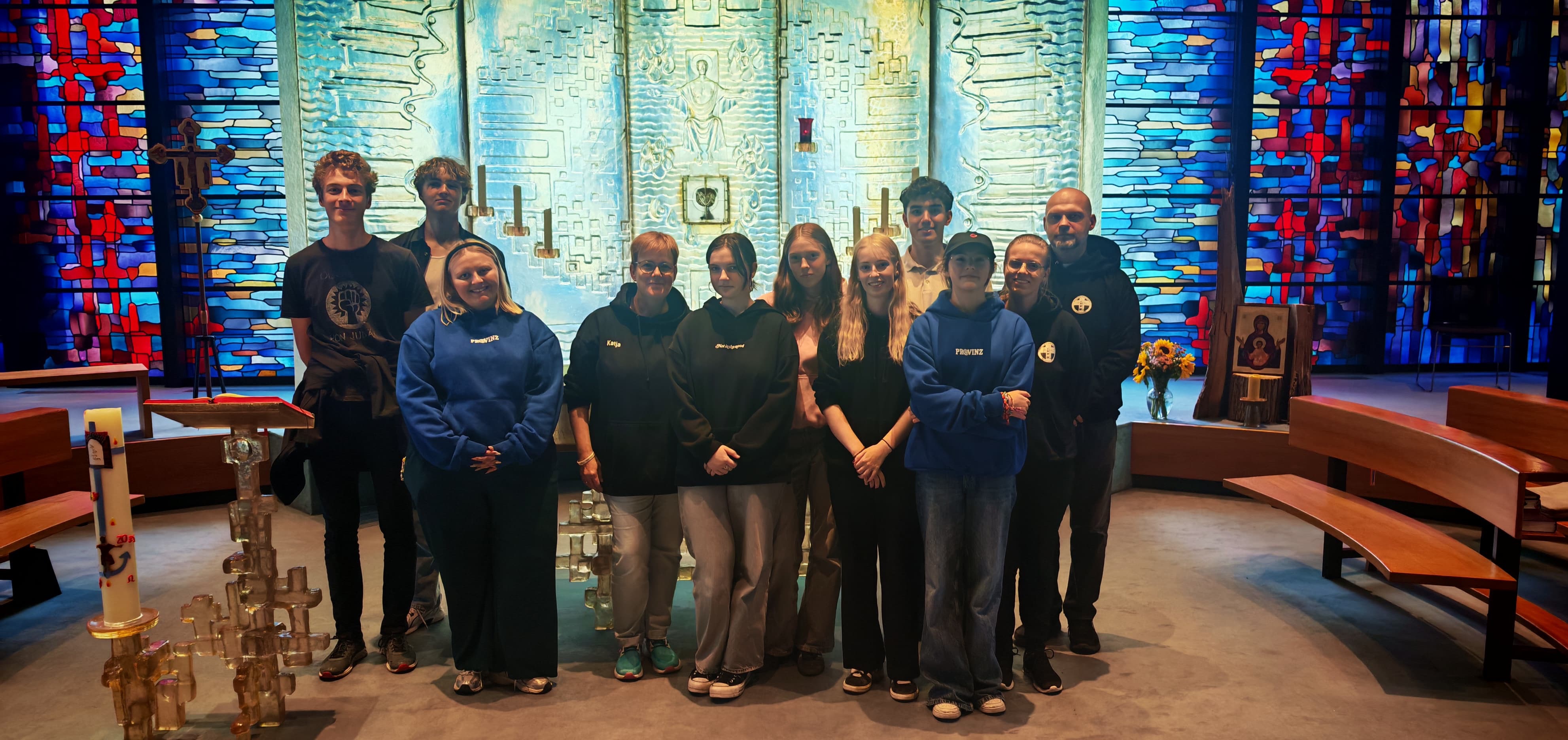 Jugendgruppe trifft sich im Wald.