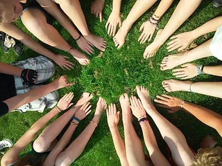 Jugendgruppe trifft sich im Wald.